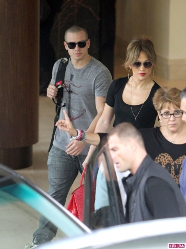 Джей Ло везде берет с собой молодого любовника