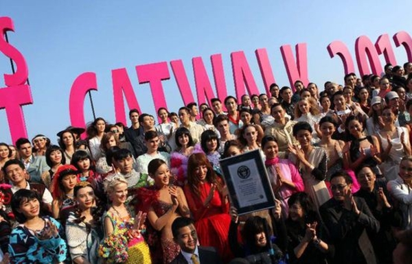 3,2 км моды: Самый длинный в мире подиум установили в Гонконге