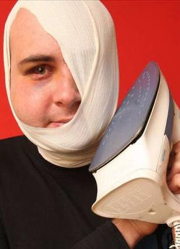 Идиот на хозяйстве: Помогая жене, мужчина сжег лицо утюгом