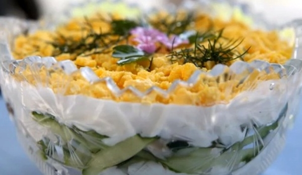 Как приготовить салат из курицы с огурцом и черносливом (ВИДЕО)