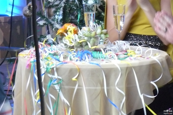 Съемки Голубого огонька: километры серпантина, 150 кг блесток и серьезная Волочкова