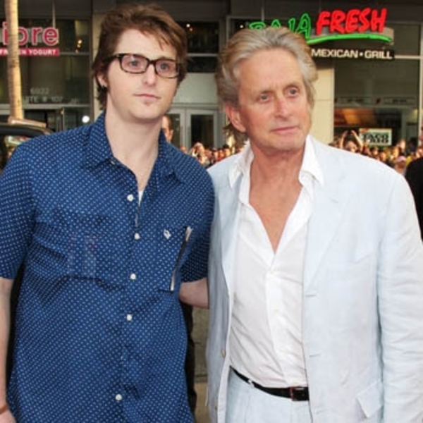 Сына Майкла Дугласа избили в тюрьме