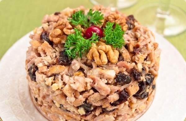 Новогодний салат с черносливом: ТОП-5 рецептов