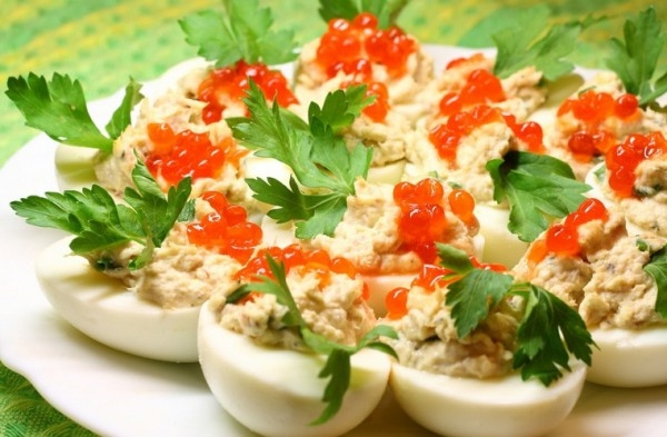 Как приготовить фаршированные яйца на Новый год (ВИДЕО)