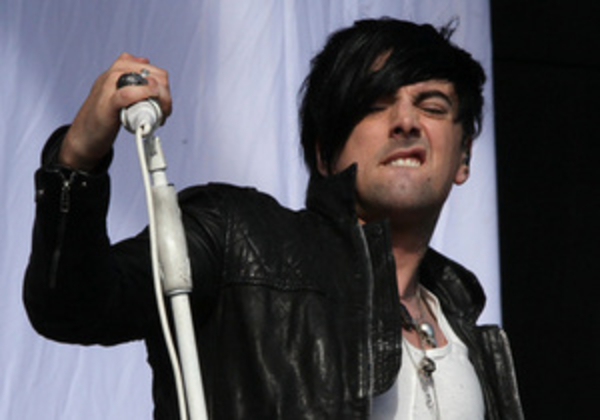 Вокалиста известной британской группы арестовали и обвинили в педофилии