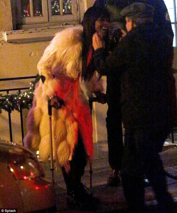 В шубе и на костылях: Наоми Кэмпбелл серьезно травмировалась