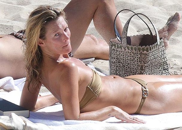 Кейт Мосс отдыхала на пляже в бикини и без макияжа