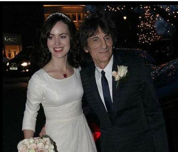 65-летний гитарист Rolling Stones женился на ровеснице дочки