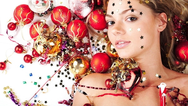 Как украсить дверь, люстру и даже комод к Новому году (ВИДЕО)