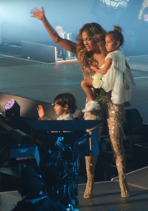 Дженнифер Лопес выступила на сцене вместе со своими 4-летними детьми