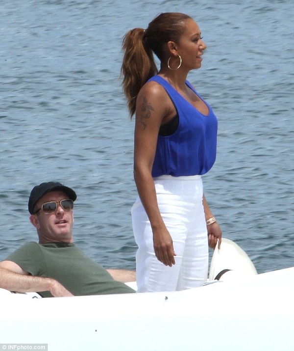 Экс-перчинка Мел Би отправилась в отпуск