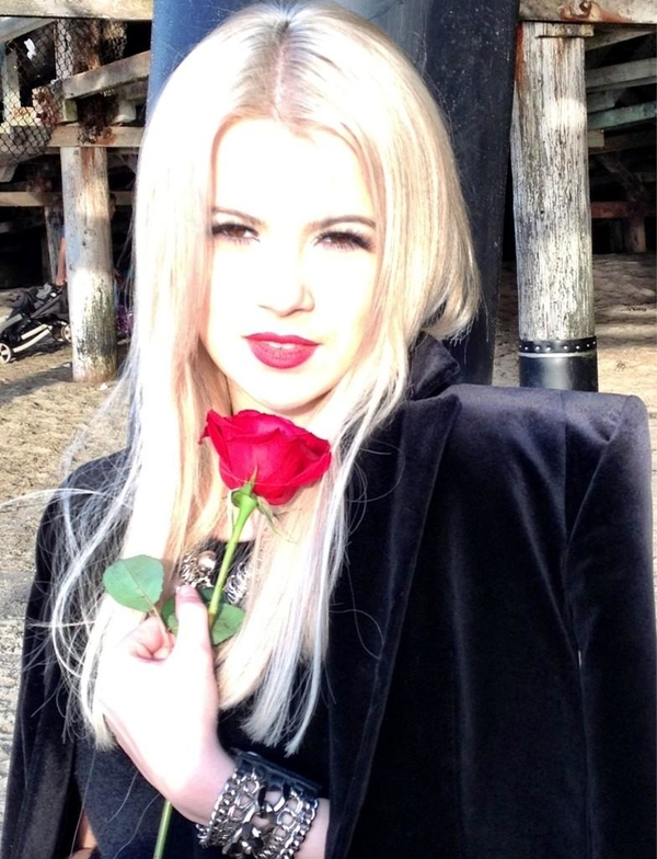 Мика Ньютон получила в подарок авто