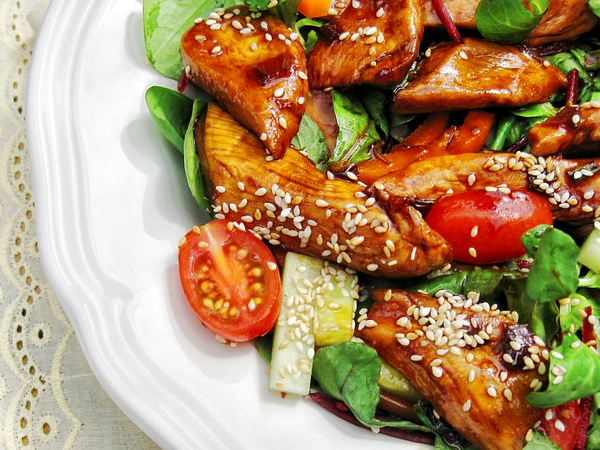 Как приготовить пряный салат из курицы (ВИДЕО)