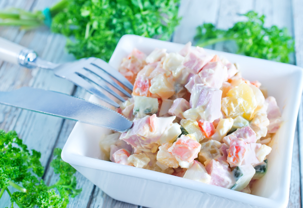 Медики напоминают, что Оливье хранится не более 12 часов