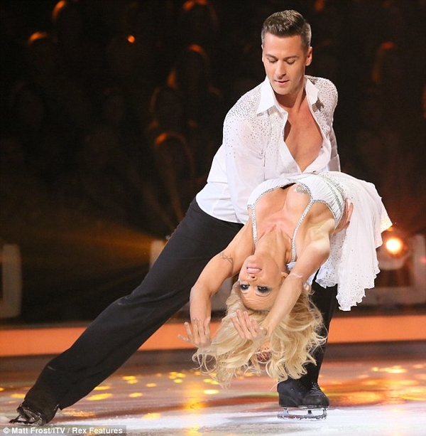 Памелу Андерсон подвела пышная грудь