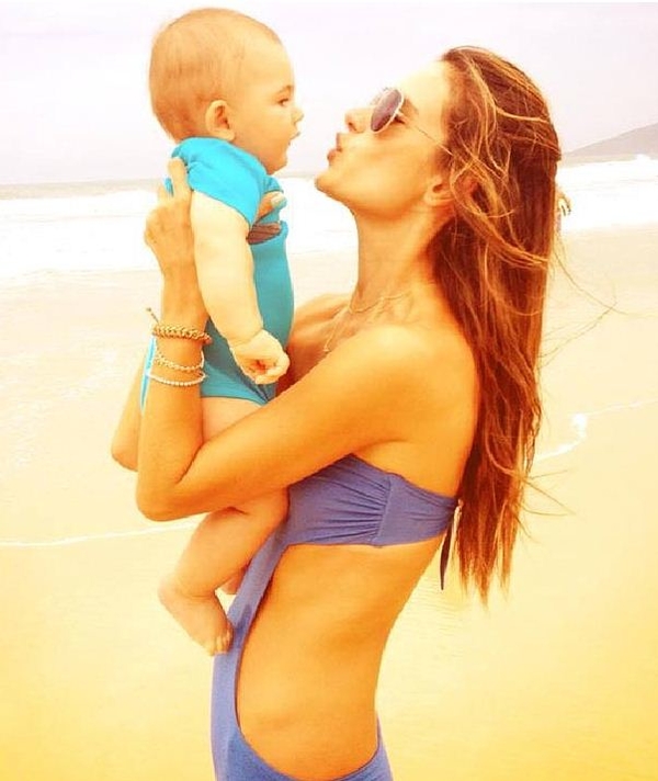 Супермодель Алессандро Амбросио показала фигуру и сына