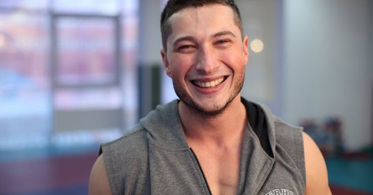 Фитнес тренер александров. Максим вопросов фитнес. Александр с серёжкой тренер. Джон Рудницкий рост.