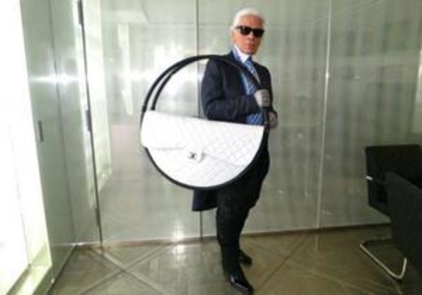 Лагерфельд пришел на показ Chanel с необычной сумкой