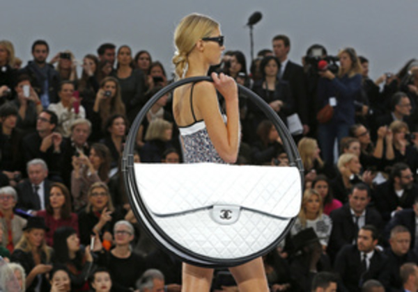 Фотогалерея: Бери Chanel - иди домой. Новая коллекция Лагерфельда на Неделе моды в Париже