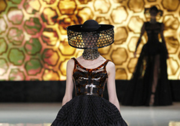 Фотогалерея: Модели-пчеловоды и эскалаторы-подиумы. Итоги Недели моды в Париже