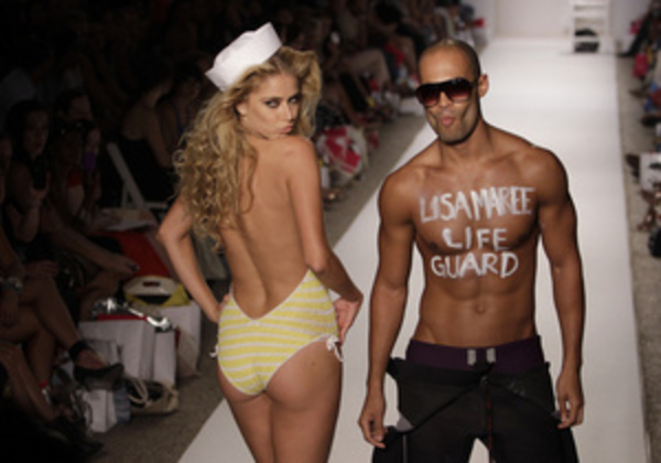 Фотогалерея: Пляжный сезон-2011. Модные купальники следующего лета