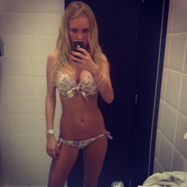 Маша Малиновская разделась для фото в зеркале