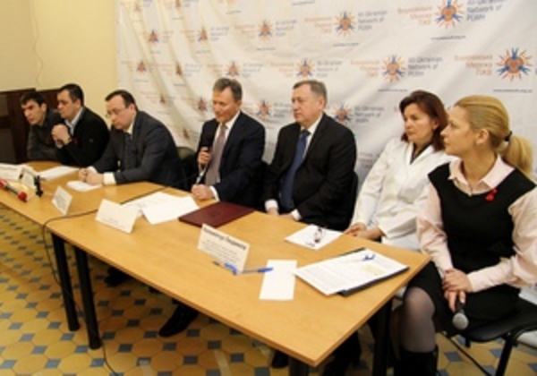 Активисты: ВИЧ-позитивные пациенты клиники Лавра остались без медикаментов