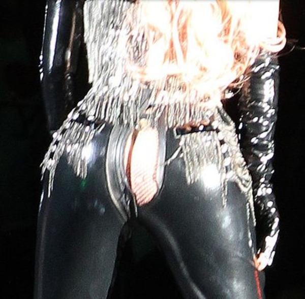 Lady GaGa оконфузилась во время выступления