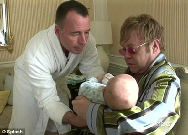 Элтон Джон: У нас родился второй ребенок и мы уже дали ему имя