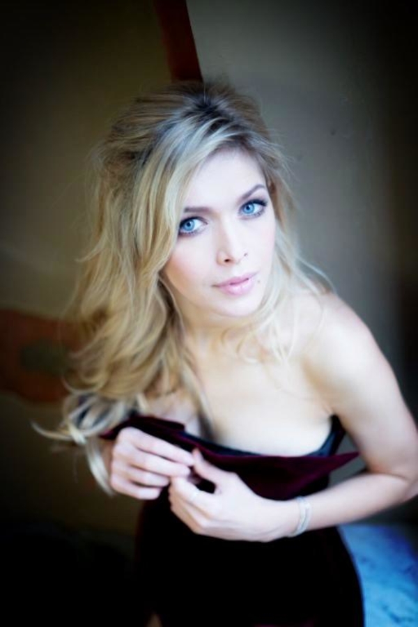 Вера Брежнева радует поклонников фотографиями в Twitter