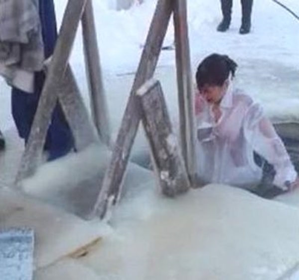 Елена Беркова показала грудь во время купания на Крещение