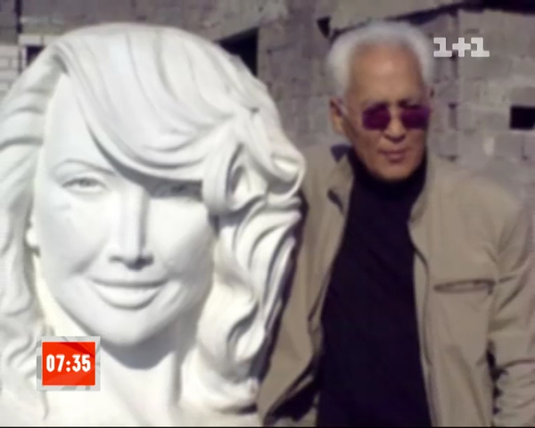 Скульптор создает 6-метровую статую голой Жанны Фриске