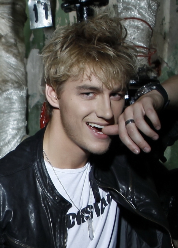 Певца Алексея Воробьева отправляют лечиться в Китай