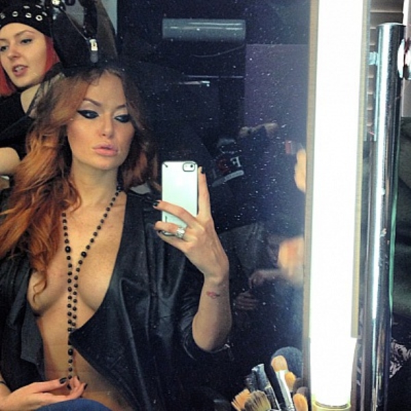 Слава из неАнгелов показала грудь перед выступлением