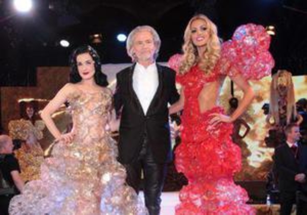 Дита фон Тиз надела платье из пластиковых коробок для печенья