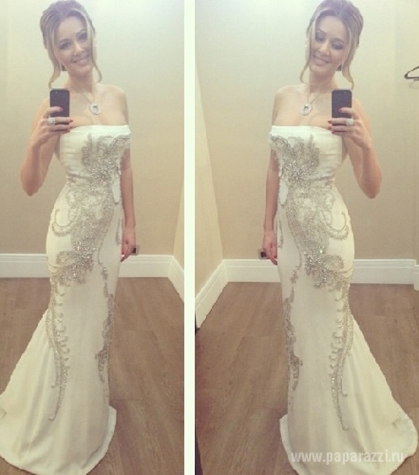 Актриса Мария Кожевникова показала свои фото в белом платье