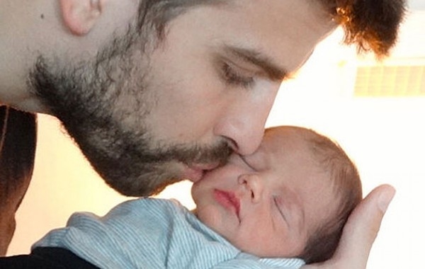 Шакира и Пике впервые показали ребенка