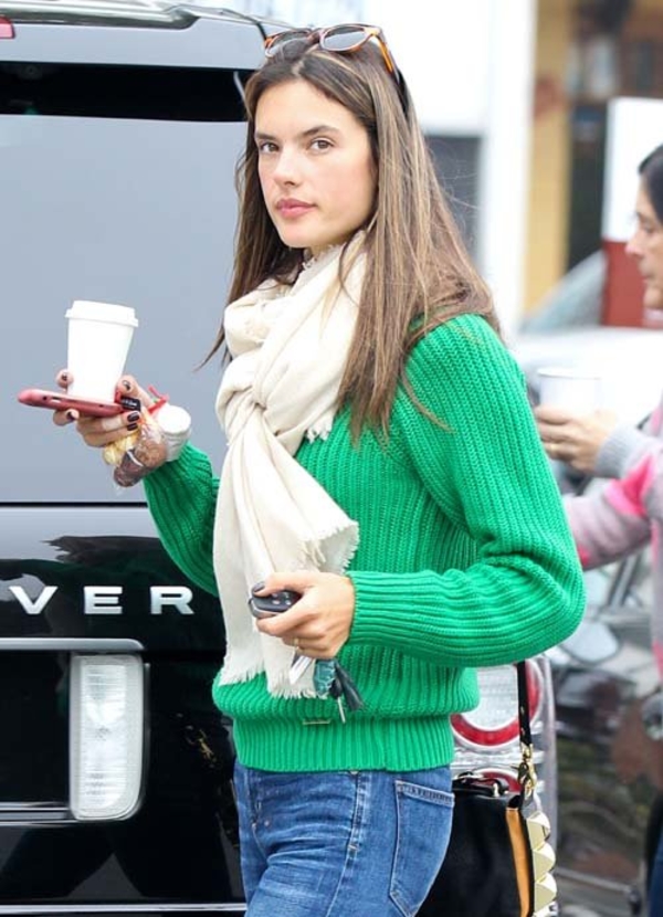 Супермодель Алессандра Амбросио засветилась на публике без макияжа