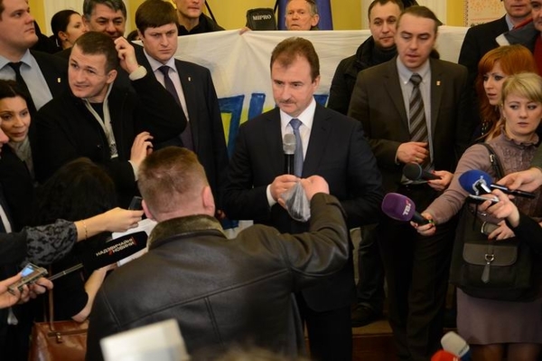 Александру Попову подарили пакетик с фекалиями