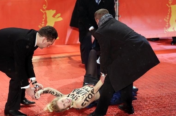 Берлинале: Femen устроили акцию против женского обрезания