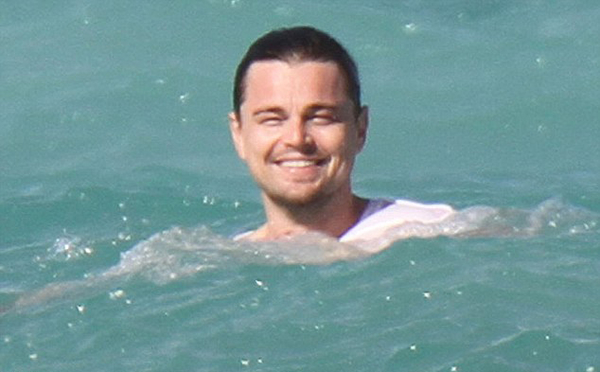 Леонардо ДиКаприо купался в океане с обнаженной брюнеткой