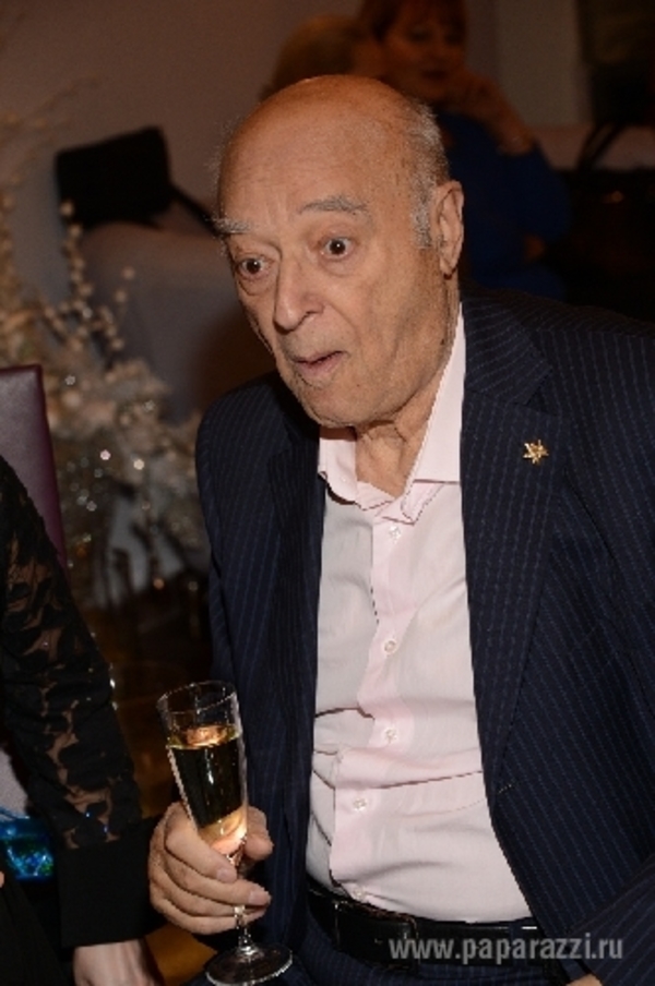 Эммануил Виторган устроил посиделки с друзьями после свадьбы сына