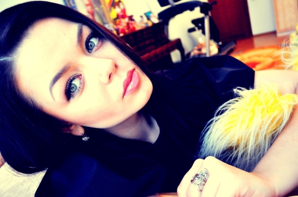 17-летняя Алина Гросу показала себя во время процедур в салоне