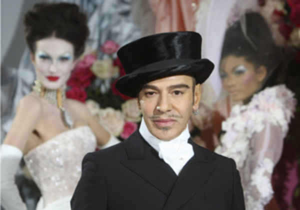 Гальяно, которого ранее обвиняли в антисемитизме, появился на публике с "пейсами"