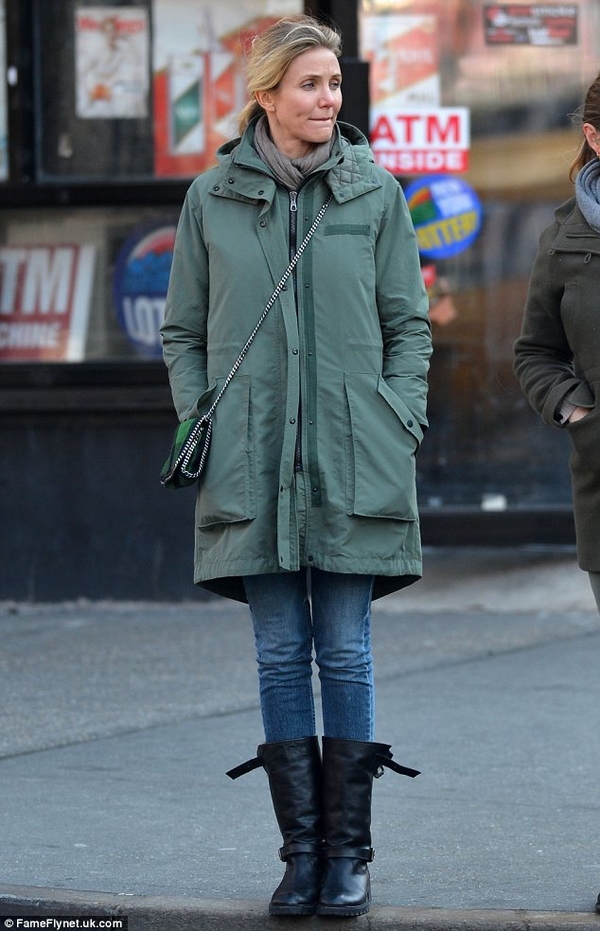 Камерон Диаз отправилась за цветами без макияжа