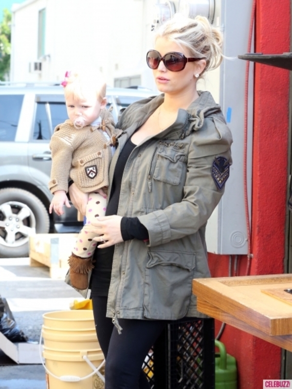 Беременная Джессика Симпсон вышла на прогулку с дочкой