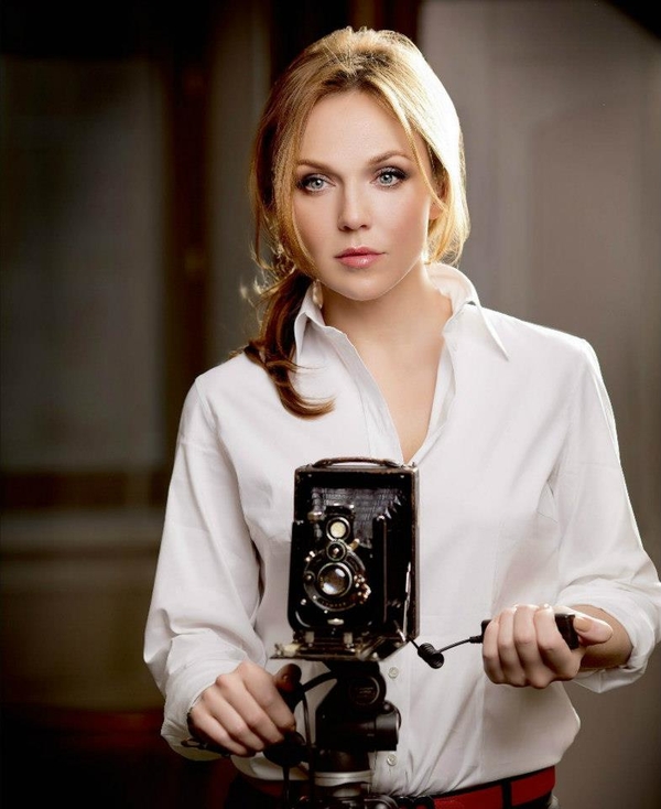 После распада ВИА Гры Альбина Джанабаева подалась в телеведущие