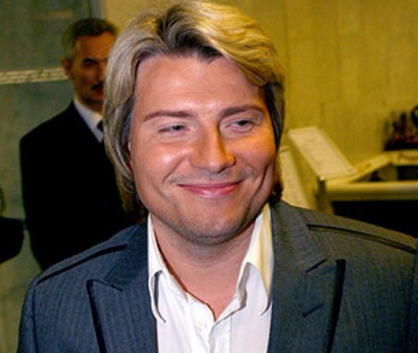 В элитной киевской гостинице Николаю Баскову подарили именной халат