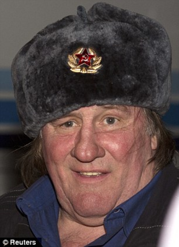 Депардье сошел с самолета в Чечне в полицейской шапке-ушанке