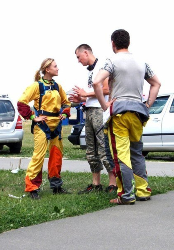 Ева Бушмина прыгнула с парашютом